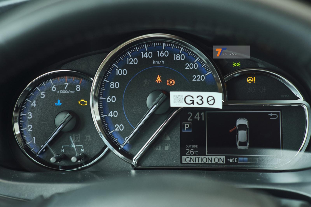 Bảng đồng hồ trên xe vẫn là loại Optitron gồm analog kết hợp màn hình đa thông tin TFT nhỏ.