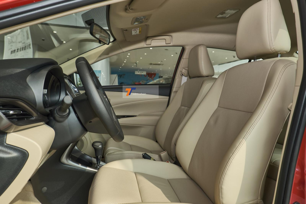 Hàng ghế trên Toyota Vios G CVT 2021 được bọc da, chỉnh tay 6 hướng ghế lái và 4 hướng ghế phụ, nằm ở giữa là bệ tì tay trung tâm.