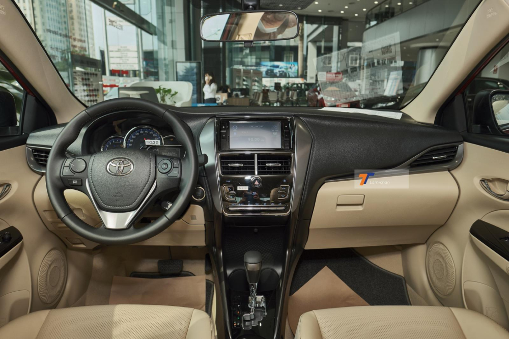 Tổng thể nội thất của Toyota Vios G CVT 2021 vẫn giữ nguyên với tông màu đen và kem quen thuộc.