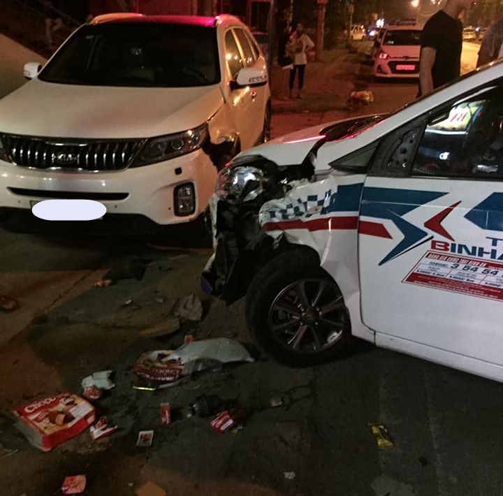 Hiện trường vụ tai nạn của xe taxi cùng Kia Sorento và xe máy tại Thái Nguyên vào khuya qua