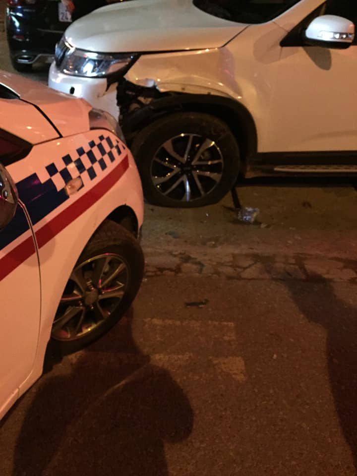 Chiếc xe taxi nghi bị gãy trục bánh trước, vụ tai nạn còn làm xe Kia Sorento nổ lốp bánh trước, phần bên hông xe hư hỏng nặng
