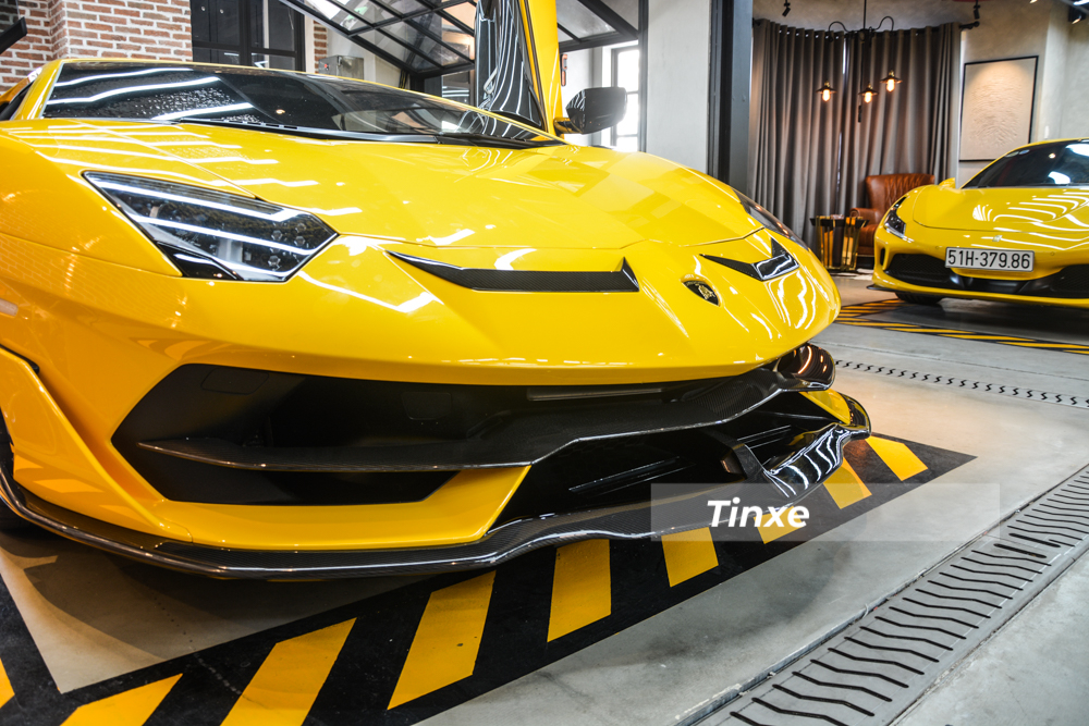 Cặp đôi siêu xe màu vàng của nữ doanh nhân 9X tại Sài thành, trong đó, Lamborghini Aventador SVJ đã được độ lại body kit