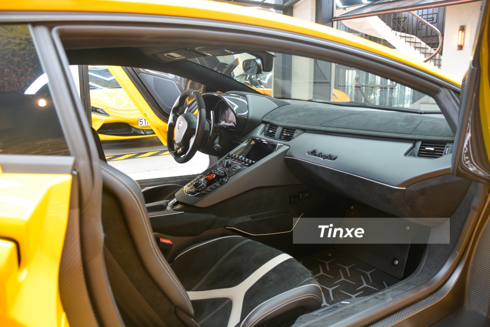 Khoang lái xe có một số thay đổi so với Lamborghini Aventador S