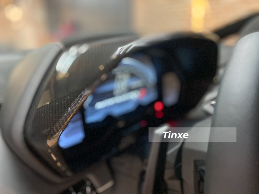 Ốp bảng đồng hồ carbon, mặt đồng hồ khác biệt hoàn toàn so với Aventador SV