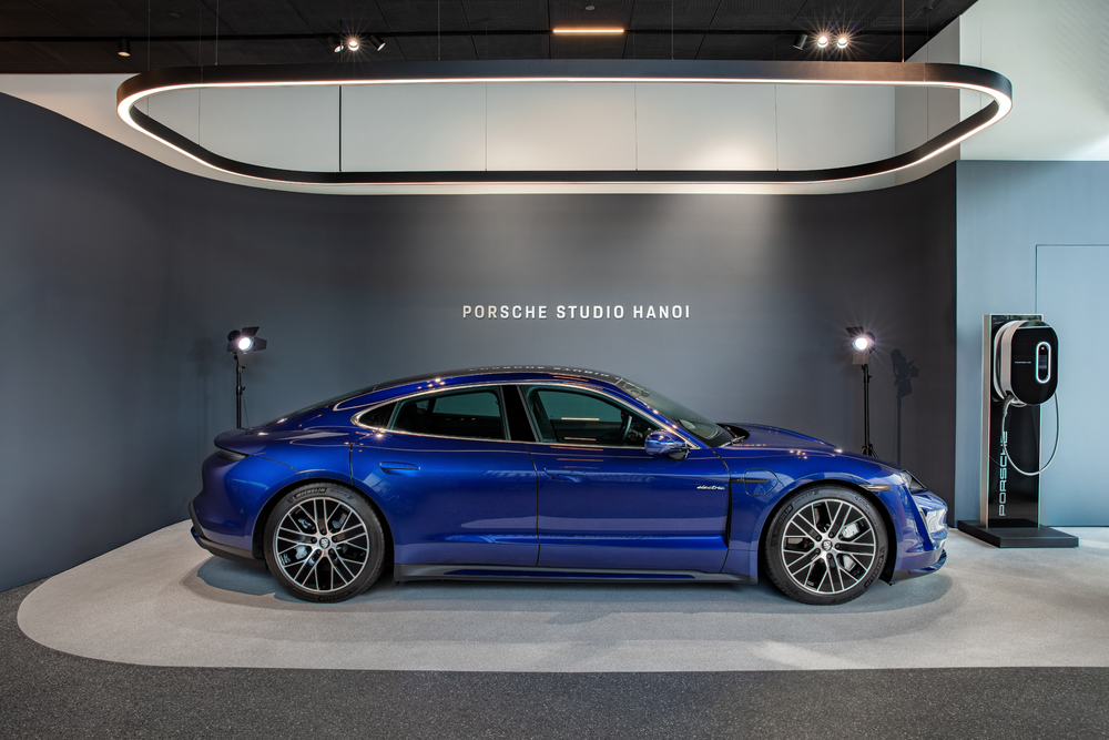 Các khách hàng quan tâm đến xe ô tô thể thao điện có thể tìm thấy những trải nghiệm thực tế tại Porsche Studio Hà Nội.