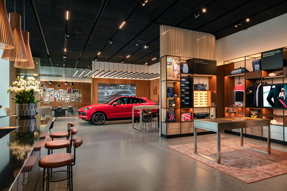 Không chỉ là không gian trưng bày xe, Porsche Studio Hà Nội còn là nơi để các khách hàng tìm hiểu về phong cách và các giá trị nghệ thuật.