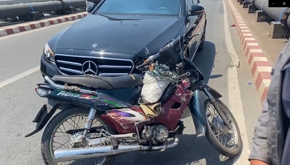 Chiếc xe máy và ô tô hạng sang Mercedes-Benz E-Class tại hiện trường vụ tai nạn