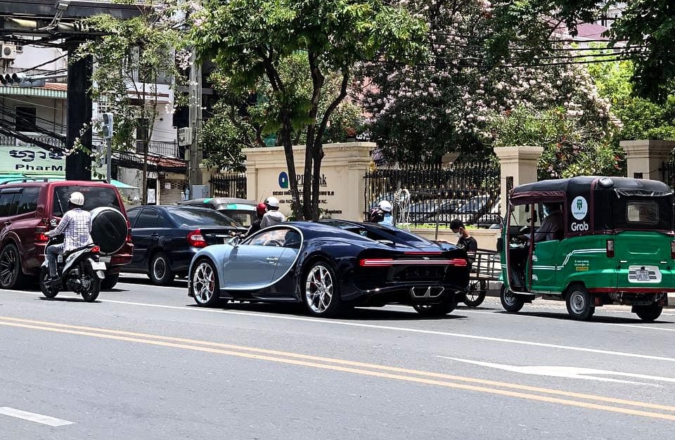 Bugatti Chiron trên đường phố Campuchia