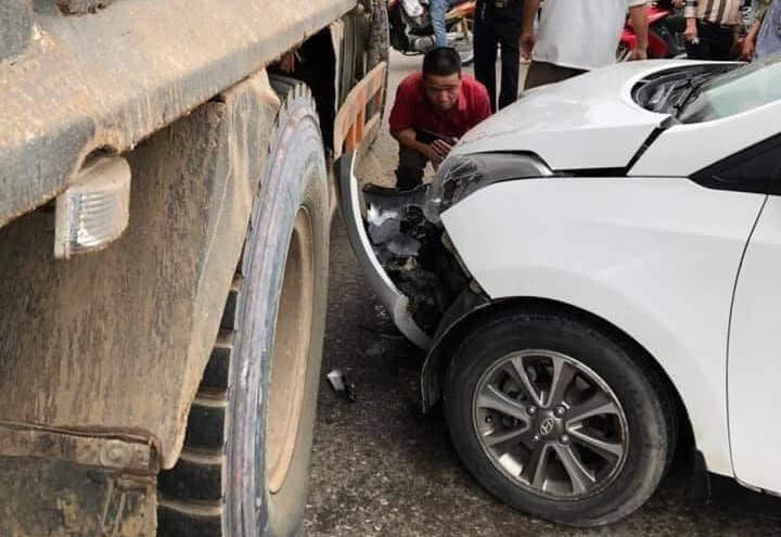 Vụ tai nạn chỉ làm chiếc xe tải bị cong phần thanh chắn bảo vệ bên hông xe
