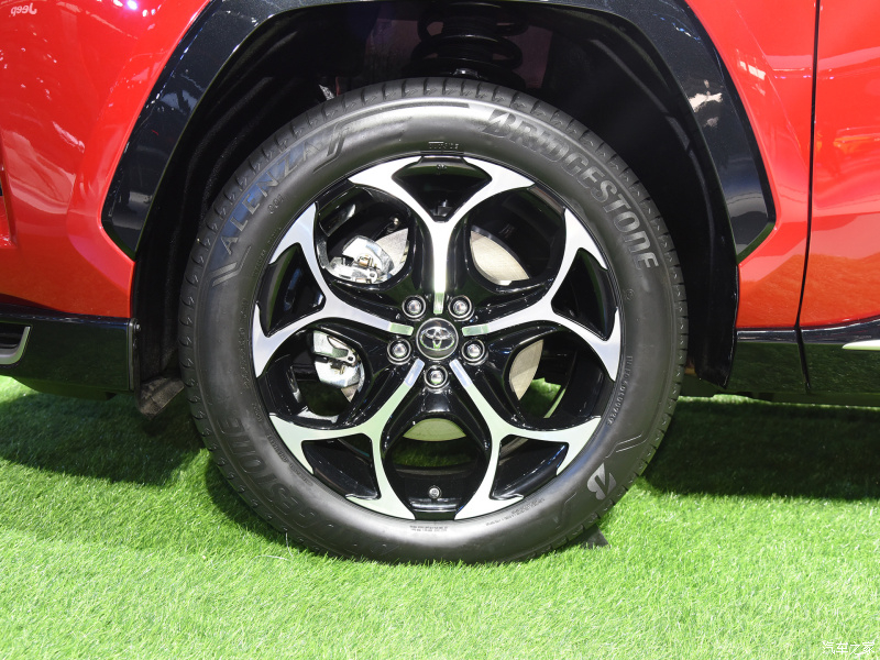 Vành 19 inch của Toyota Wildlander PHEV 2021