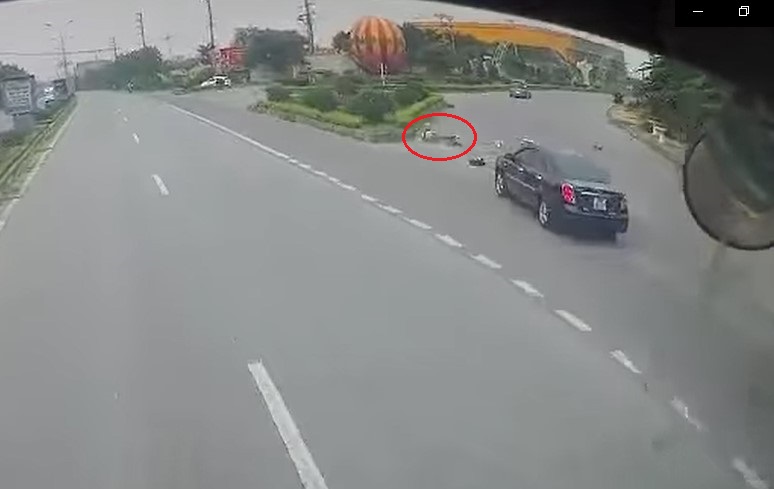 Hai người đi xe máy ngã xuống đường sau vụ tai nạn