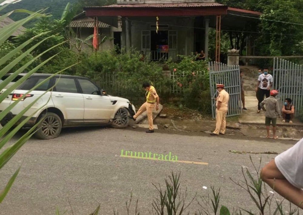 Lực lượng chức năng huyện Văn Chấn có mặt tại hiện trường vụ tai nạn