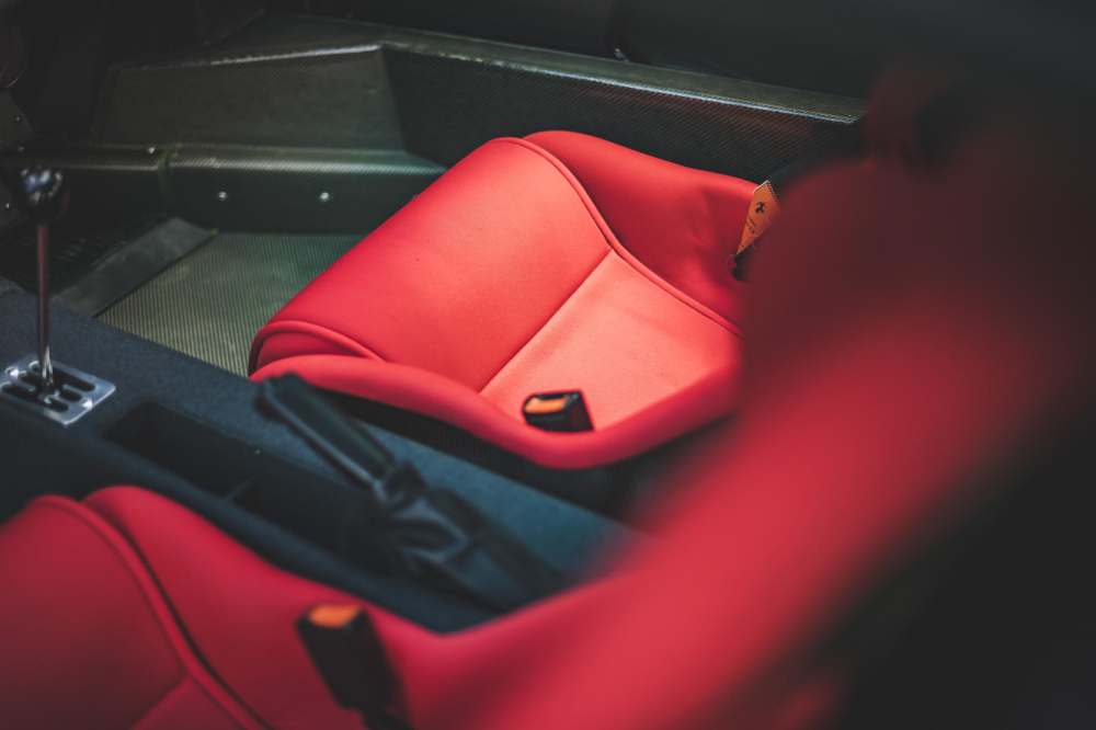 Ghế màu đỏ nổi bật của chiếc Ferrari F40
