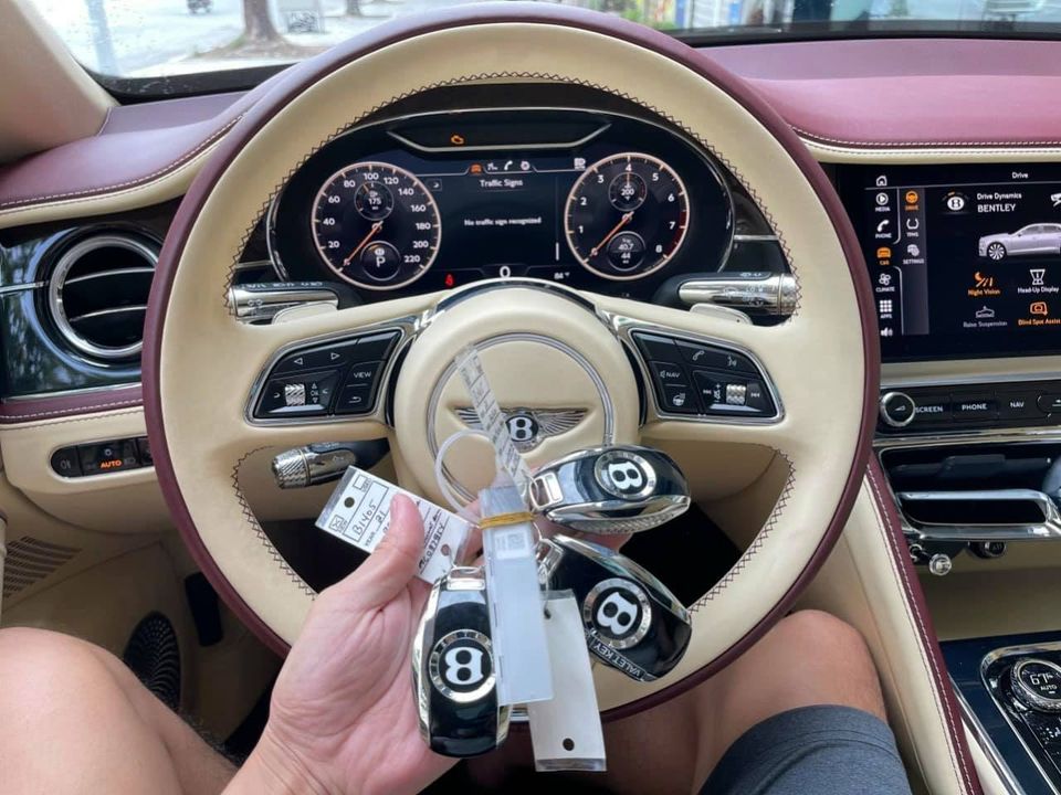 Vô-lăng cùng chìa khóa của xe Bentley Flying Spur V8 First Edition