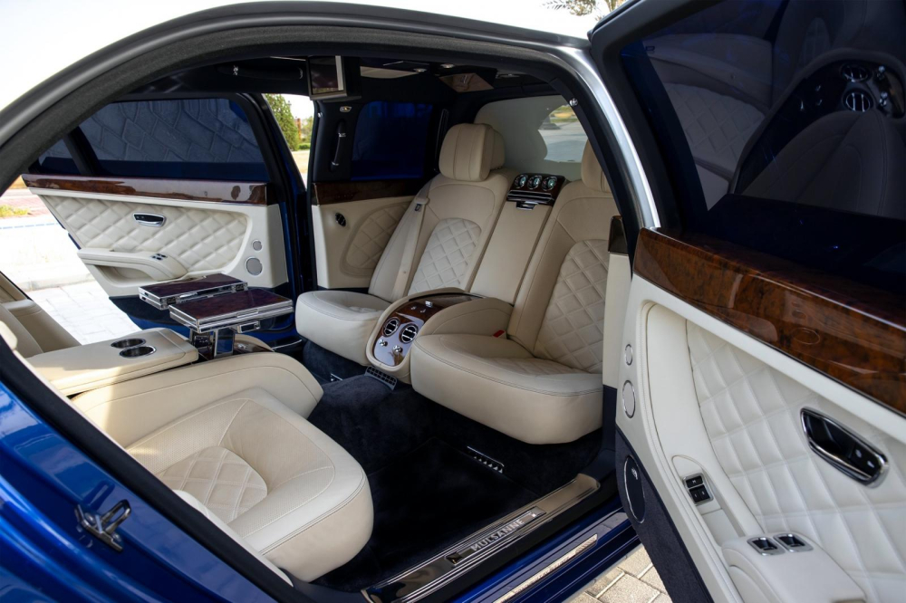 4 ghế xoay vào nhau bên trong Bentley Mulsanne Grand Limousine