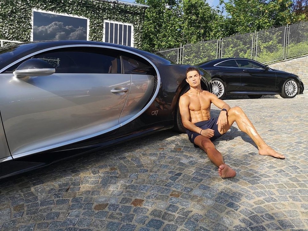 Cristiano Ronaldo bên cạnh Bugatti Chiron có giá 2,6 triệu đô la và sản xuất 500 xe trên toàn thế giới