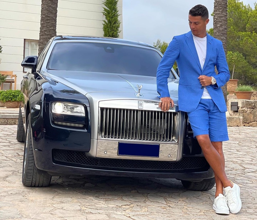 Vào tháng 7, Cristiano Ronaldo chia sẻ ảnh chụp cùng Rolls-Royce Ghost với màu xanh tím than