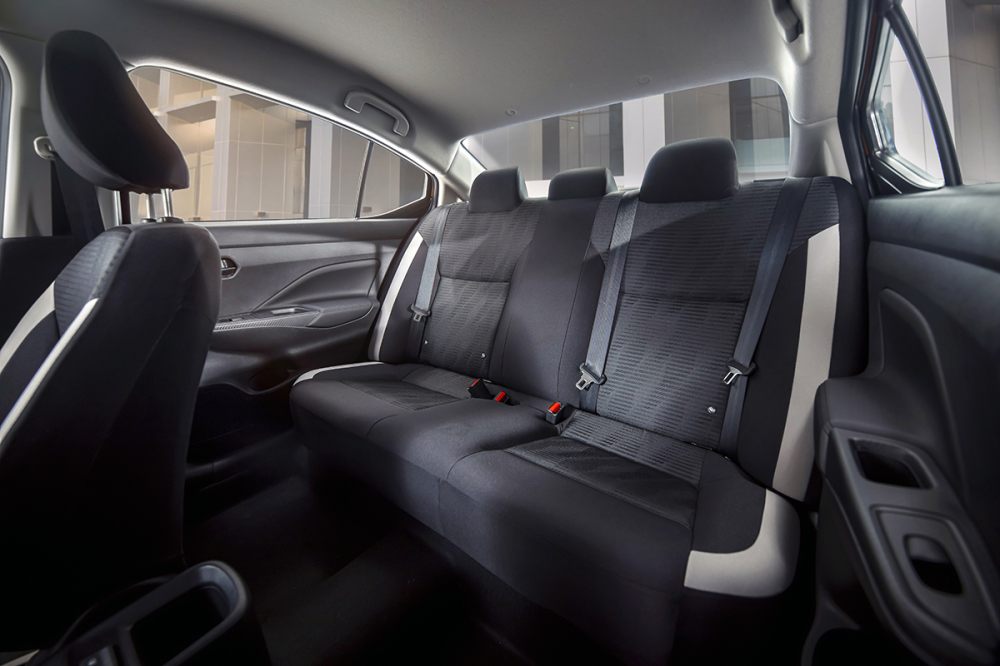 Hàng ghế thứ 2 rộng rãi nhất phân khúc của Nissan Almera.