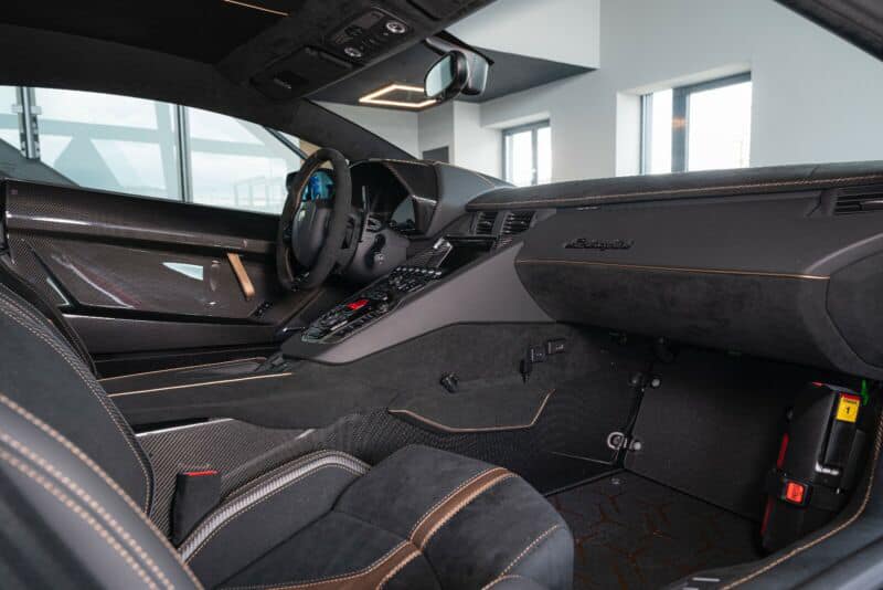 Toàn bộ khoang lái của xe Lamborghini Aventador SVJ63