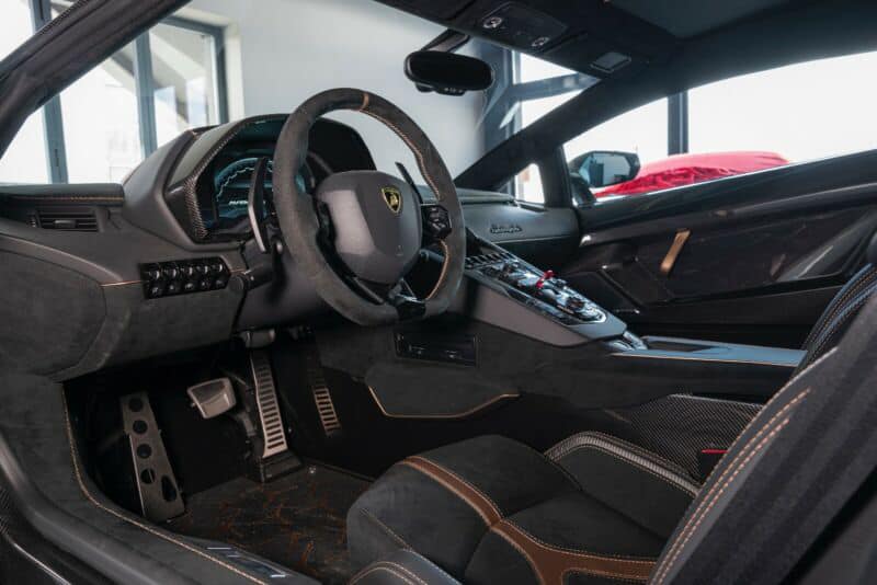 Lamborghini Aventador SVJ63 này có ghế ngồi bọc da màu đen cùng chỉ may và sọc chữ Y màu vàng hồng