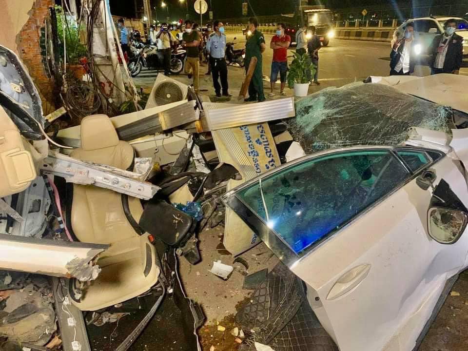 Vụ tai nạn khiến chiếc xe Lexus NX200t hỏng nặng