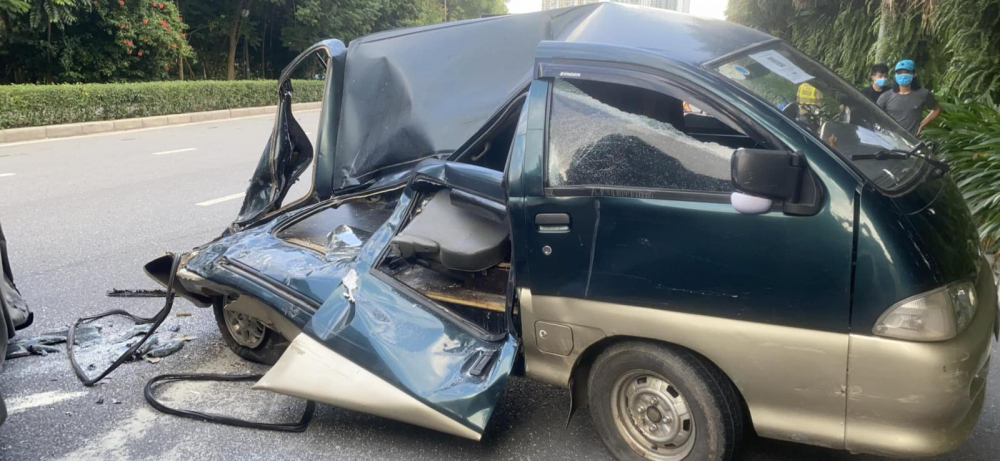 Chiếc xe van Daihatsu Citivan bị hư hỏng nặng sau vụ tai nạn