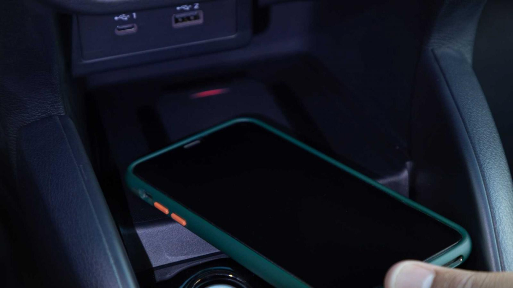 Nissan Kicks XPlay 2022 có sạc điện thoại thông minh không dây lắp sẵn