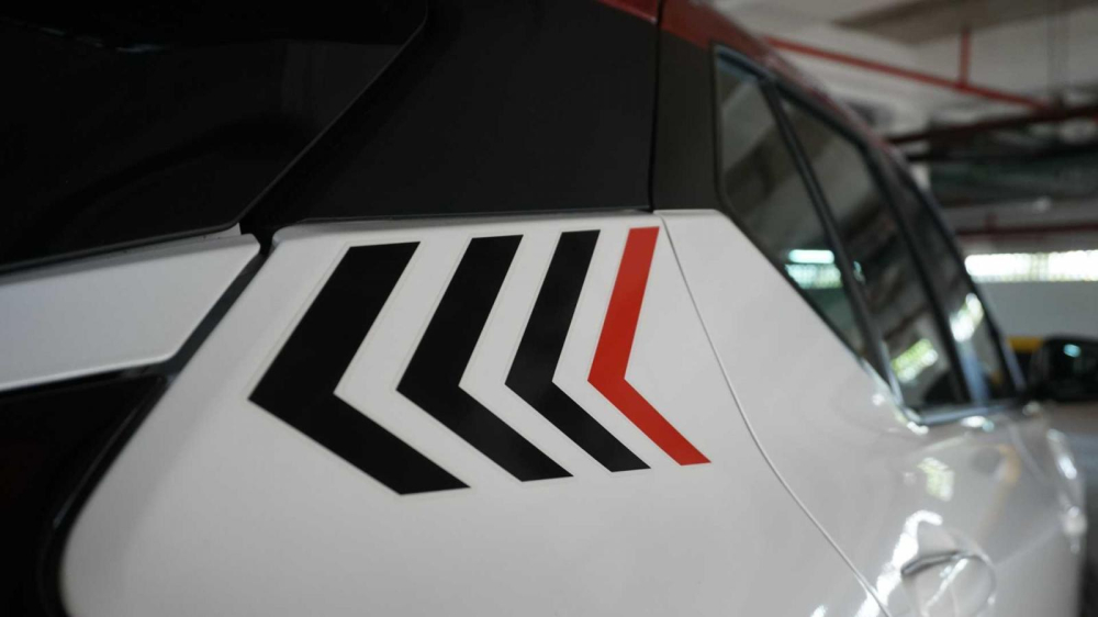 Đề-can hình mũi tên trên cột C của Nissan Kicks XPlay 2022