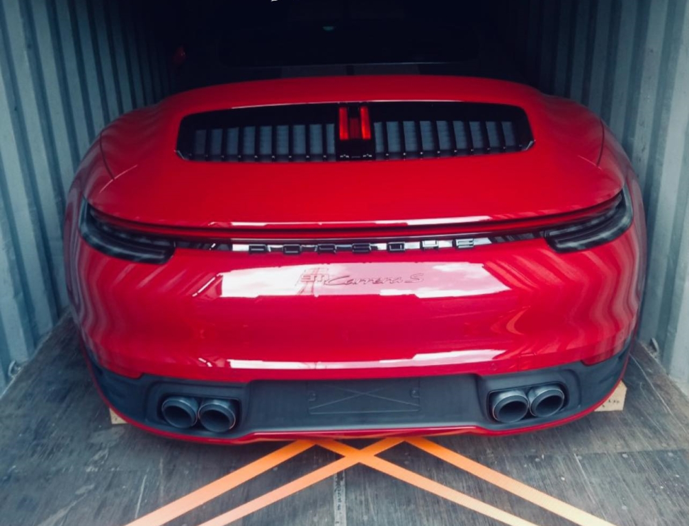 Hình ảnh khui công chiếc xe Porsche 911 Carrera S Cabriolet 2021 của chủ vườn lan đột biến Bình Phước mới được công ty nhập khẩu tư nhân đăng tải