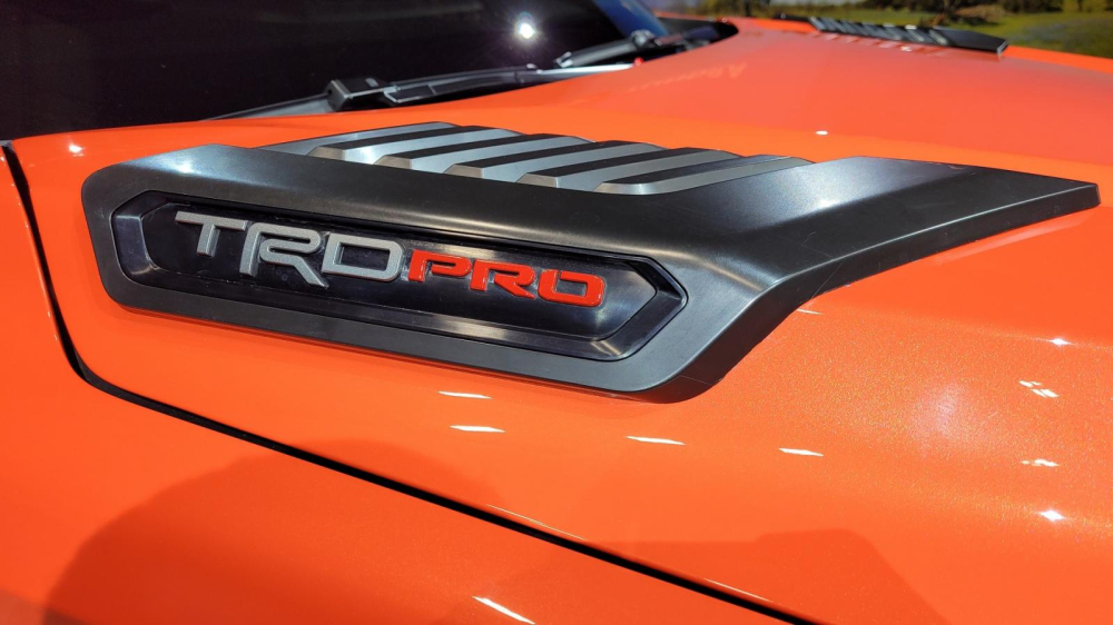 Logo TRD Pro trên nắp ca-pô của Toyota Tundra TRD Pro 2022