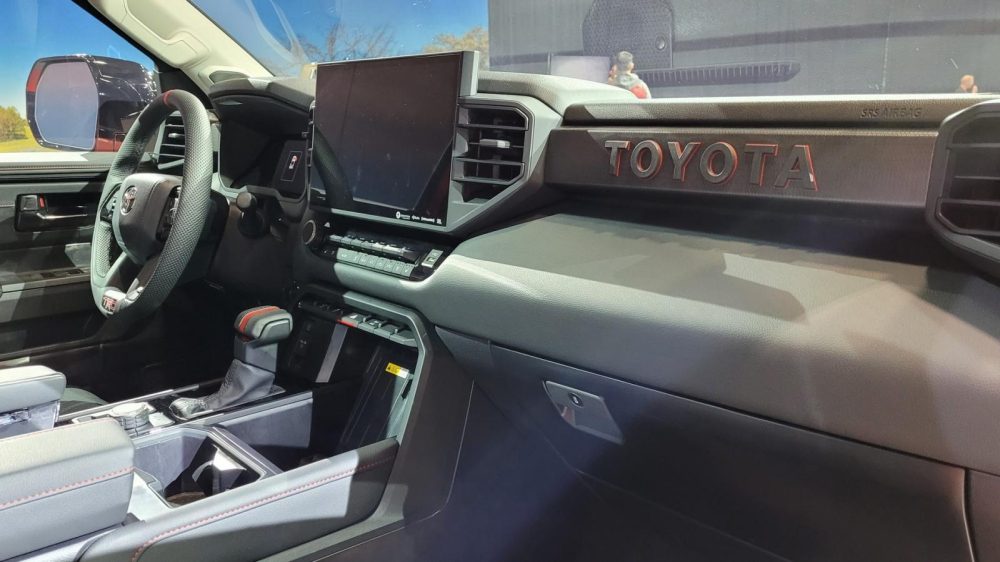 Logo Toyota trên mặt táp-lô của Toyota Tundra TRD Pro 2022