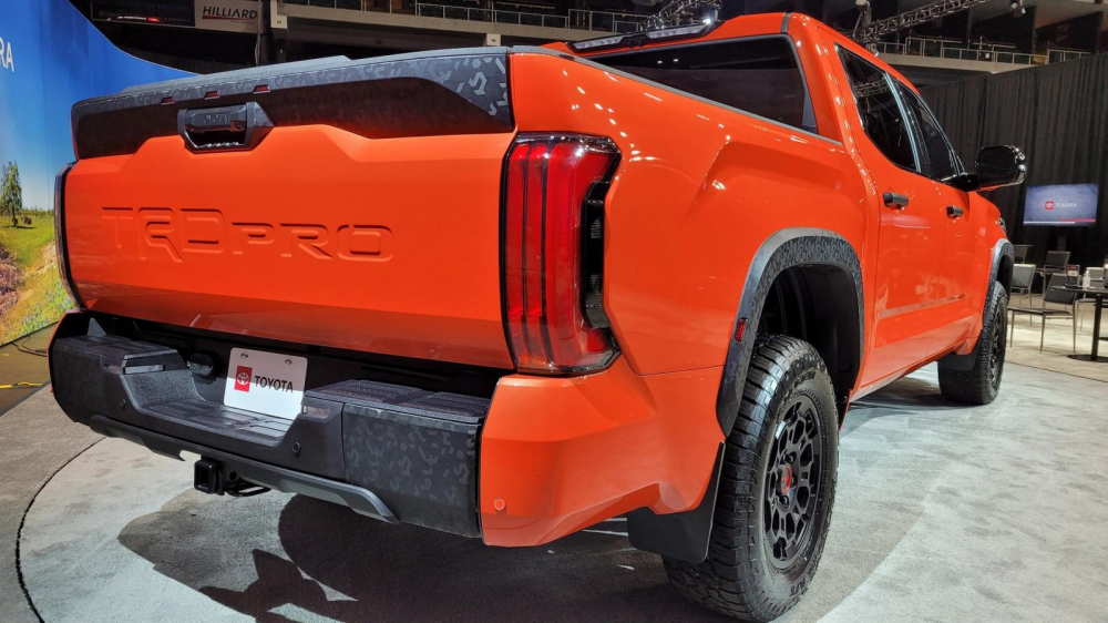 Toyota Tundra TRD Pro 2022 có những chi tiết sơn màu rằn ri đậm chất nhà binh