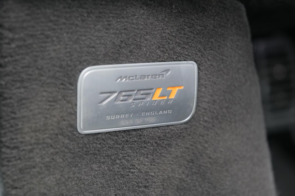 Chiếc xe McLaren 765LT Spider này thuộc diện trưng bày nên mang số thứ tự 000/765 