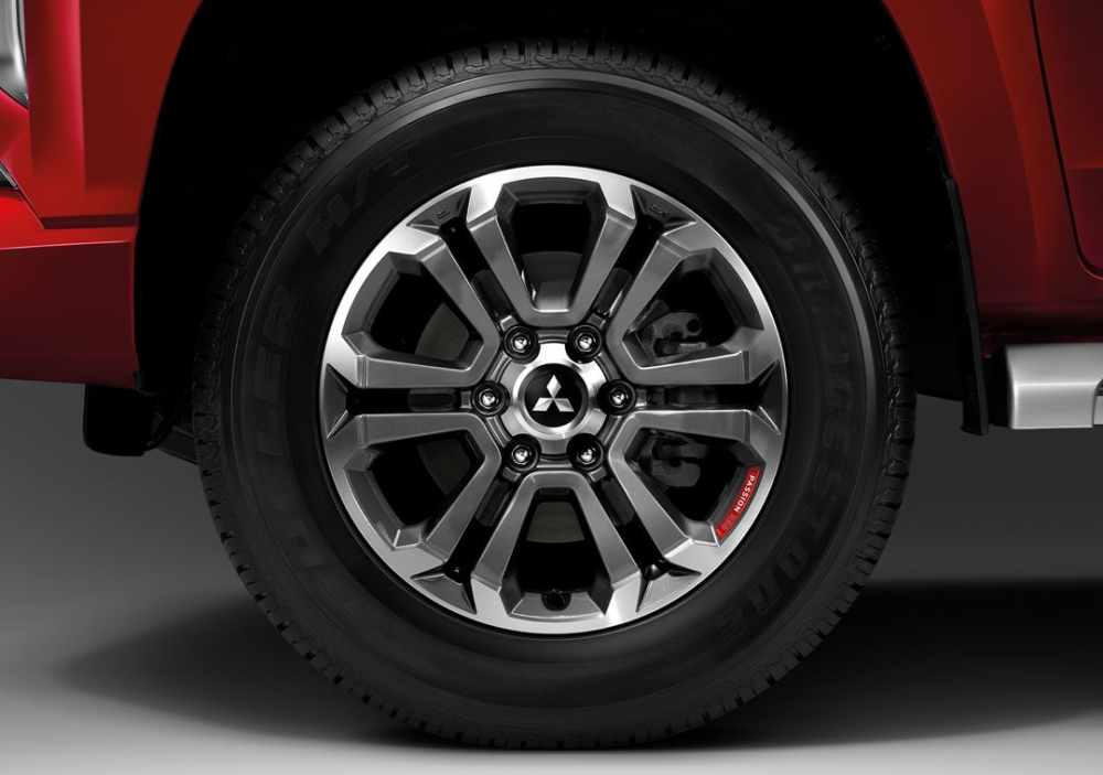 Vành 18 inch của Mitsubishi Triton Passion Red Edition 2021