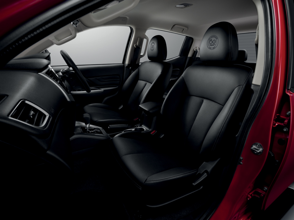 Nội thất bên trong Mitsubishi Triton Passion Red Edition 2021