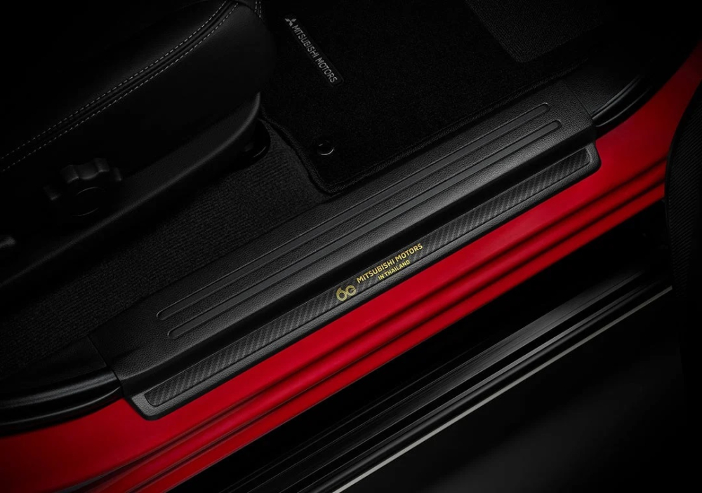 Ốp bậc cửa giả sợi carbon của Mitsubishi Triton Passion Red Edition 2021
