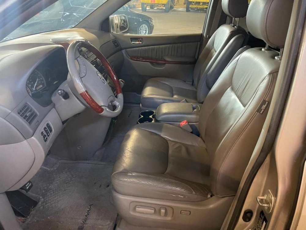 Nội thất của chiếc Toyota Sienna được ốp gỗ và bọc da