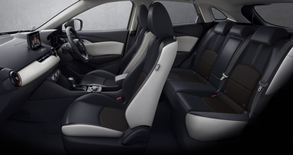 Nội thất bọc da màu đen phối trắng của Mazda CX-3 Super Edgy 2022