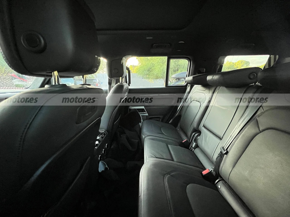 Hàng ghế thứ hai với 3 chỗ ngồi của Land Rover Defender 130