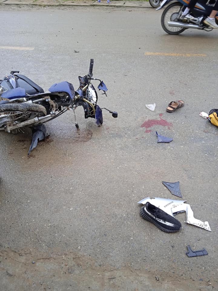 Chiếc xe máy chở 2 nam sinh bị vỡ nát sau vụ tai nạn