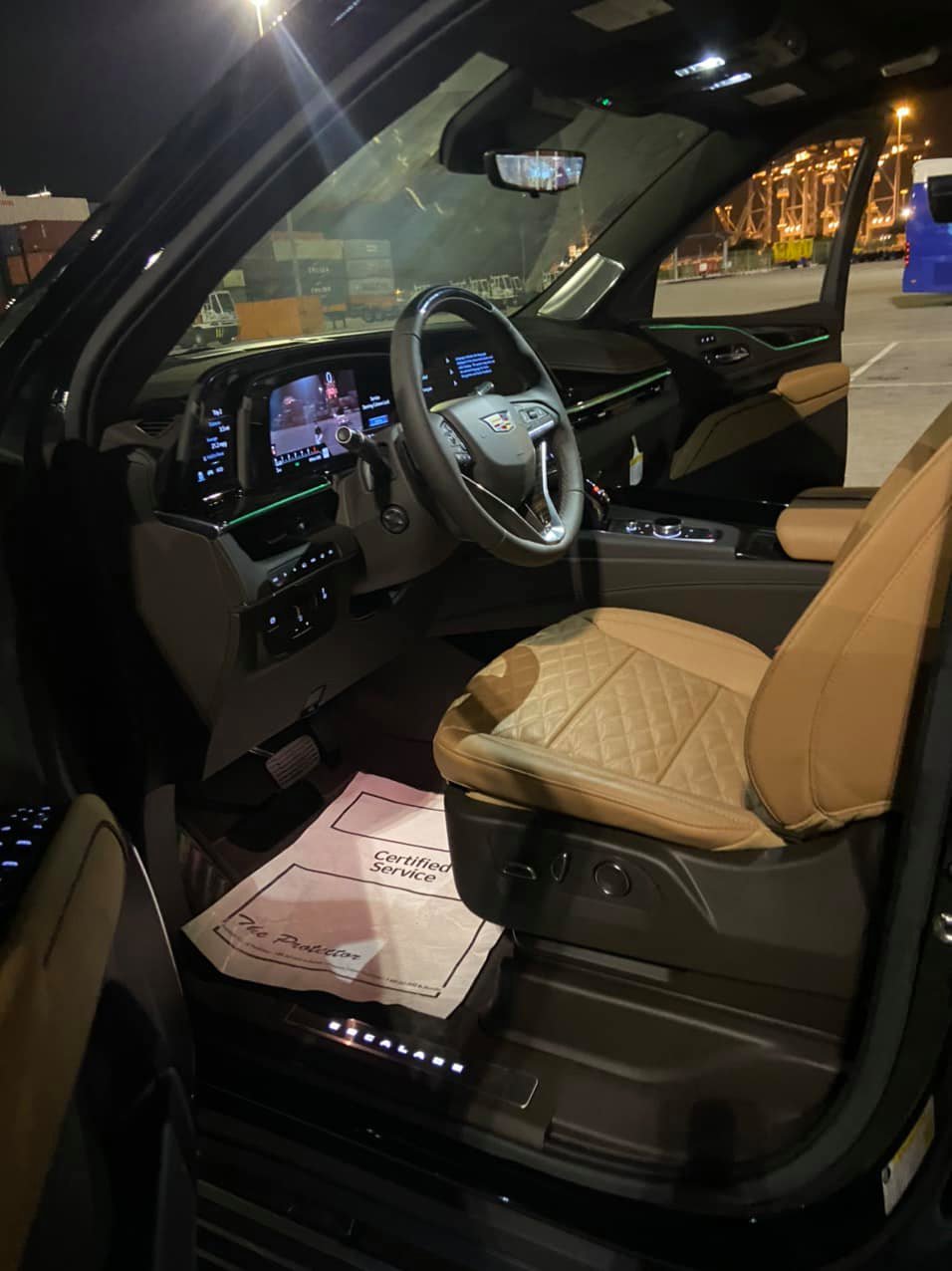Khoang lái xe Cadillac Escalade ESV Sport của Hoàng Kim Khánh