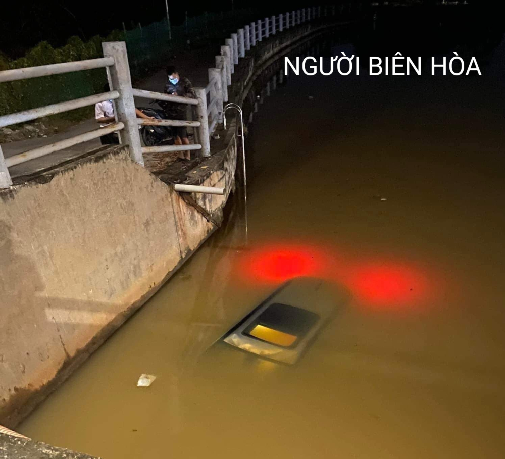 Sau khi tài xế thoát ra ngoài, chiếc ô tô Ford Everest chìm xuống dưới kênh