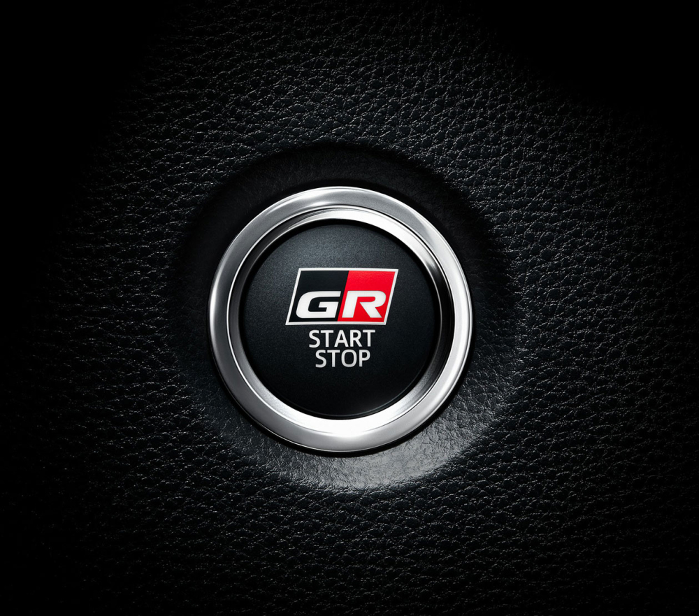 Nút bấm khởi động máy với logo GR của Toyota Corolla Altis GR Sport 2022