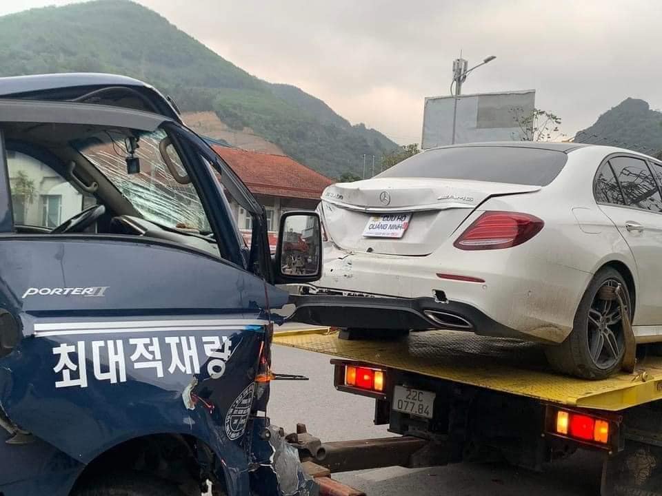 Chiếc ô tô hạng sang Mercedes-Benz bị hư hỏng nhẹ ở đuôi xe