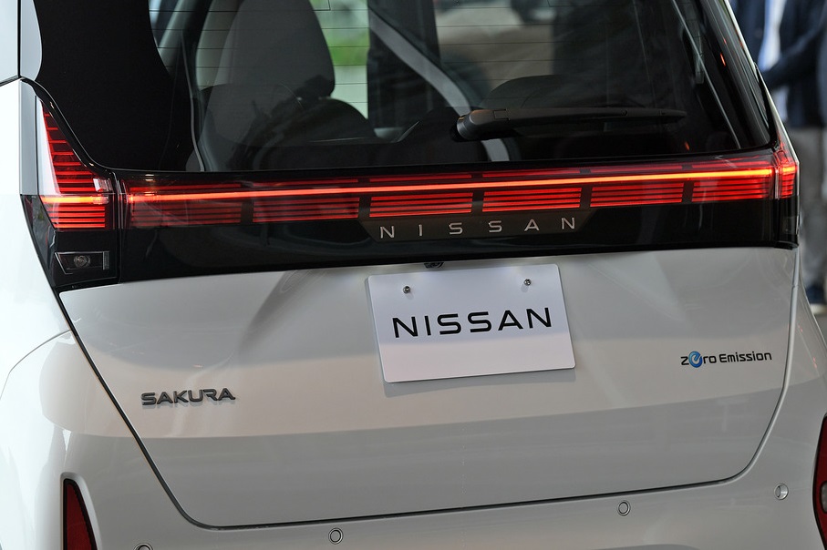 Đèn hậu vắt ngang đuôi xe với tạo hình đơn giản bên trong của Nissan Sakura 2022