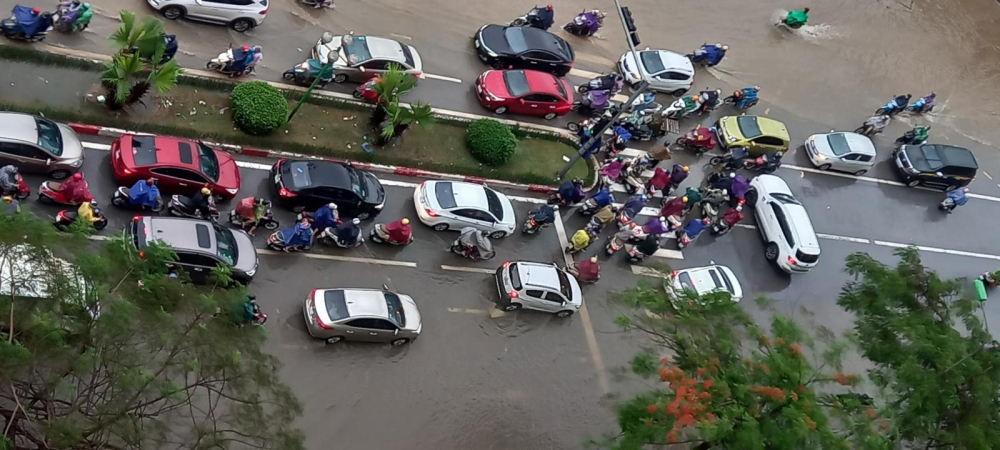 Mưa lớn gây ngập lụt khiến giao thông gặp nhiều khó khăn