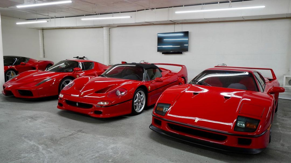 Từ trái sang là Ferrari Enzo, Ferrari F50 và Ferrari F40 cùng mang bộ áo đỏ Rosso Corsa