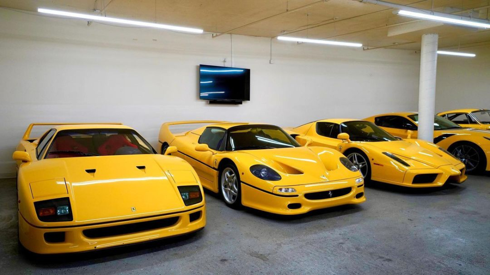 Còn đây là bộ sưu tập xe màu vàng, trong đó, Ferrari F40 mới được David Lee mua về