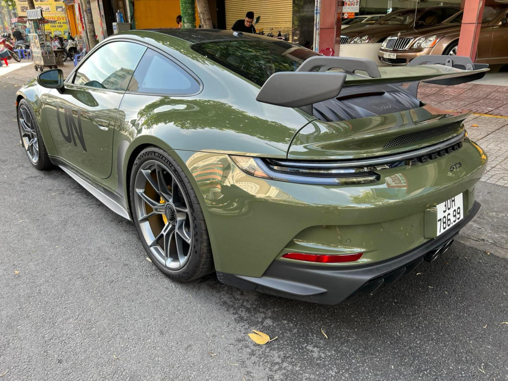 Số tự động chưa đã, Qua Vũ tậu Porsche 911 GT3 2022 số sàn độc nhất Việt Nam, màu sơn còn là hàng độc