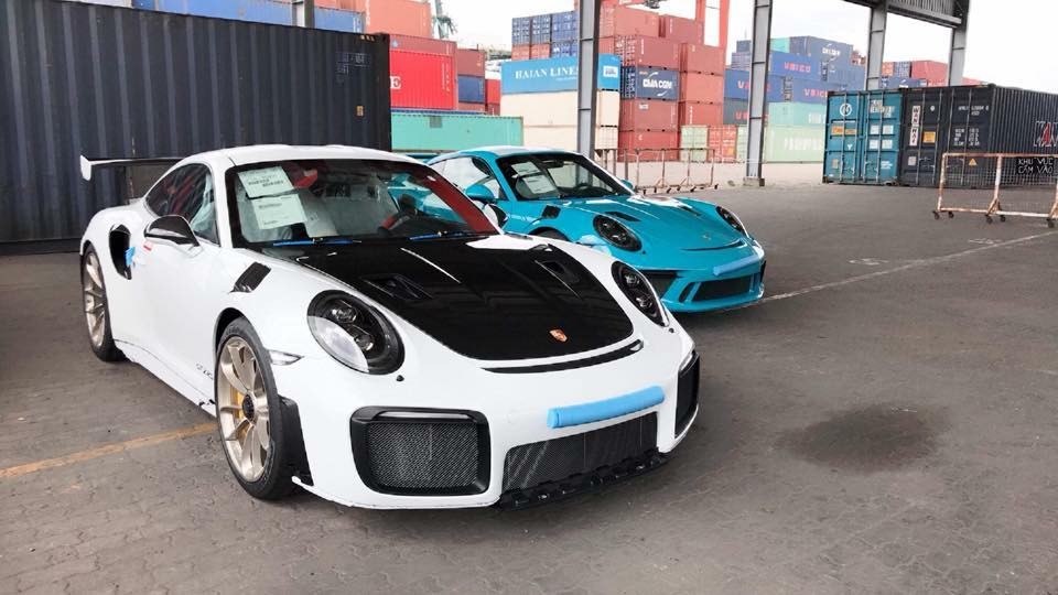 Hình ảnh siêu xe Porsche 911 GT2 RS màu trắng lúc mới cập cảng còn có Porsche 911 GT3 RS màu xanh Miami